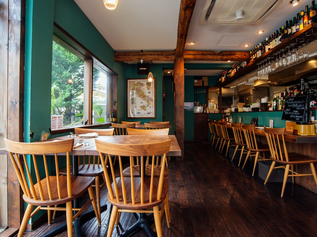 阿佐ヶ谷の閑静な住宅街で、深緑と木の風格ある佇まい