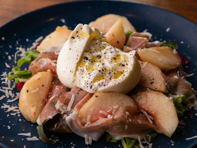 イタリアンチーズの美味!『ブッラータと生ハムと季節果物のサラダ』