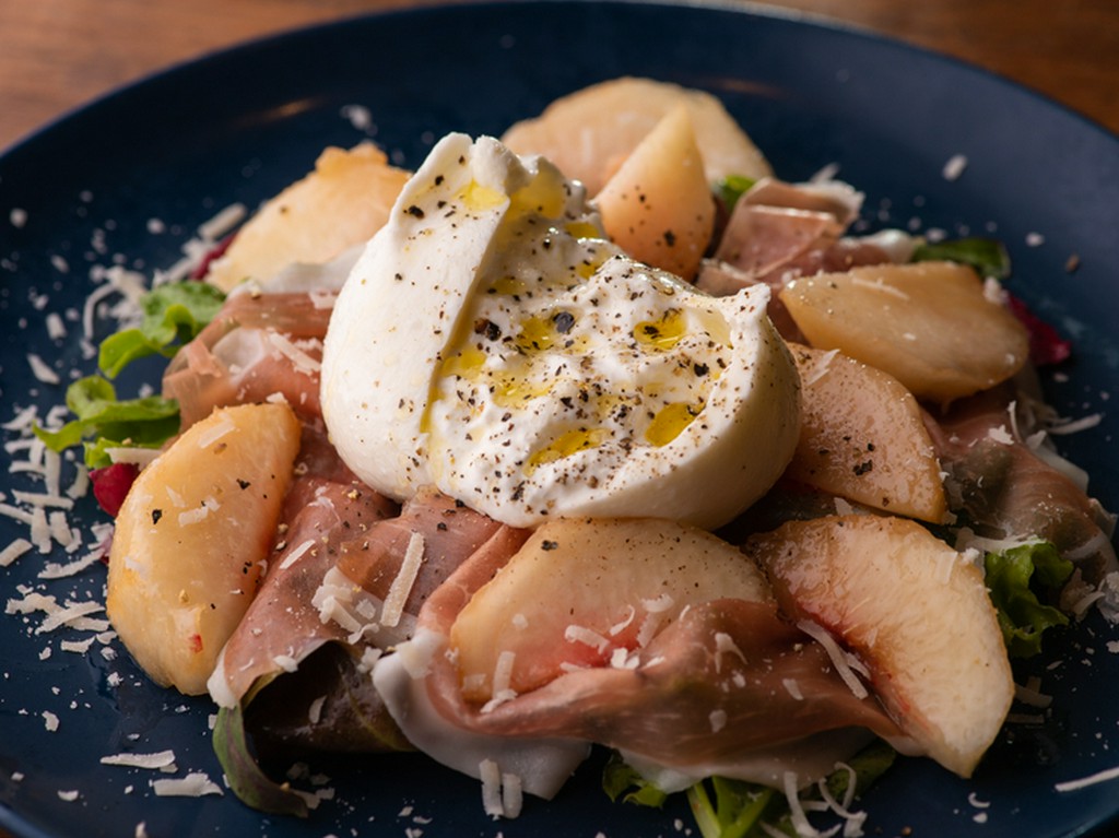 イタリアンチーズの美味！『ブッラータと生ハムと季節果物のサラダ』