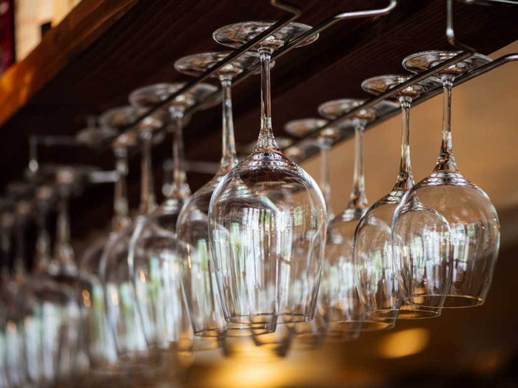 ワイングラスはドイツのペルル社製を揃えています