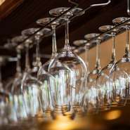 エッジの口当たりがよく、ガラスの継ぎ目がなく引っかからないので、ワイングラスはペルル社製を各種使用。