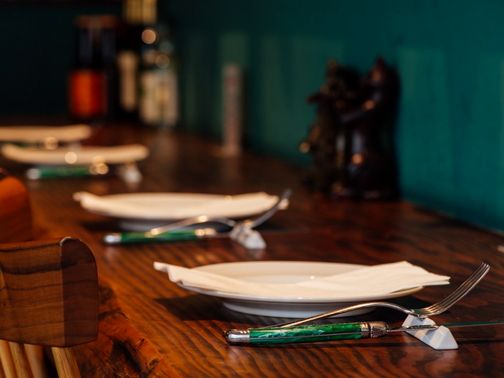 カトラリーにも気配り。ナイフは特に肉の切れ味のよさを基準に