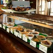 釣って余った魚500gとお好きなドリンク一杯を交換し、食材として美味しい料理を提供するお店です。釣り魚は買取も可能。注文はセルフサービスで。レジで注文したものを受け取ったら、お好きな席へどうぞ。