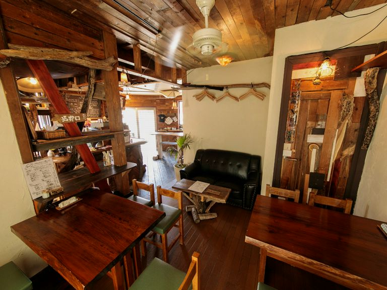 木の温もりを大切にしたワイルドな店内は、手作りの空間