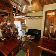 ダークブラウンをベースに白とスカイブルーをアクセントにした店構えが印象的な【FRYING FISH】。店内に入ると、木の温もりを大切にしたワイルドな空間に出迎えられます。スタッフによる手作りです。