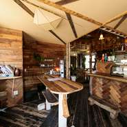 気軽に立ち飲みができるハイテーブルも設置。ちょっと一息つきたい時、贅沢な一人飲みができます。特に土日祝は昼飲みも可能。日常をほんの少しの間忘れて、気分転換するのにおすすめ。