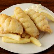 新鮮な白身魚をふっくらした衣でアツアツに揚げ、自家製タルタルソースでいただきます。釣った魚や漁港で直接仕入れた上質の魚だからこそ、鮮度の良さも味わえる一品。1ピースから注文できます。