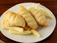 自家製タルタルソースで『FISH ＆ CHIPS』