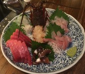 その日に取れた旬の魚など、盛り合わせでご提供。
※コースは2000円～