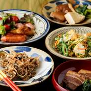 昔から食べられていた伝統的な沖縄料理が食べられる【あじまあ】。沖縄の野菜を使い、化学調味料を使わない身体に優しい料理が揃っています。野菜たっぷり、ヘルシーな料理が多いのも魅力。