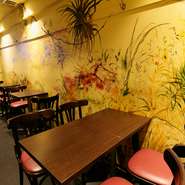 芸大出身の画家・北川麻衣子氏により、壁一面に描かれた沖縄の草花。気さくで明るい店主の人柄と相まって、温かみのあるムードを醸し出しています。見ているだけで、心が癒されそう。