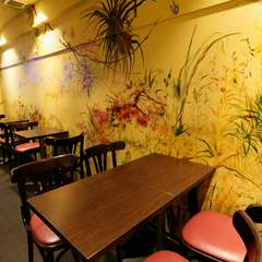 壁に描かれた沖縄の草花が、優しい雰囲気を演出