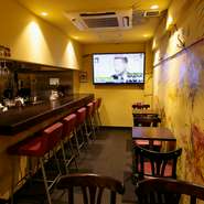 銀座駅から近く、カウンター席があるから1人でも気軽に立ち寄れます。お客さん同士が自然と仲良くなれる、そんな不思議な魅力があり、帰る頃にはみんなお友達になってしまうかも。