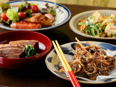沖縄料理には、やっぱり沖縄のお酒・泡盛が相性抜群