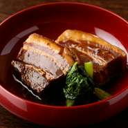 豚肉をホロホロになるまでじっくりと時間を掛けて煮込んだ沖縄流豚の角煮。豚の脂肪を極力とってあるので、あっさりといただけます。お酒のお供にもおすすめ。