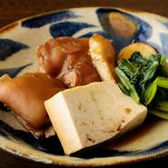 豚足をトロトロになるまで煮込んだ逸品。コラーゲンたっぷりで、これを目当てに訪れる女性も少なくありません。プルプルの食感と食材を活かす控えめな味付けで、とっても美味。