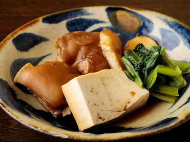 口の中でとろける食感がたまらない『テビチ（豚足の煮付け）』