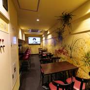 17席ほどのこぢんまりとした店内。楽しくにぎやかに飲んで欲しいと思っています。ご友人といらっしゃって良いですし、お店で友達をつくってもOK。みんなが友達になってしまうような雰囲気のお店です。