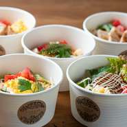 『タコライス』や『フォカッチャ』などに館林産の食材を使った、シェフこだわりのメニュ―が味わえます。店内はもちろん、テイクアウトも可能。週替わりメニューもありランチタイムが楽しみになる品揃えです。