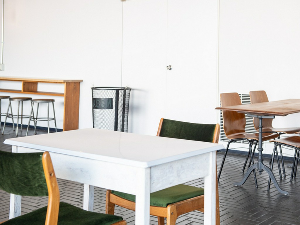 アンティークレトロな洒落た雰囲気が居心地の良い空間