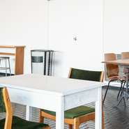 館林市文化会館内のレストランをリノベーションした店内は、アンティークレトロな洒落た雰囲気。素材を活かしたインテリアと、一点一点セレクトされた、こだわりの家具が居心地の良い空間を生み出します。