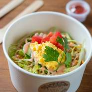 ご飯の上にピリ辛のひき肉、シャキシャキのレタスと新鮮野菜がのった『カンリンオリジナル　タコライス』。仕上げにかけた、少し甘めのオーロラソースとピリ辛のひき肉が絶妙なバランスです。