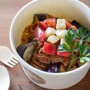 香味野菜とひき肉を弱火で丁寧に炒めたあと、じっくりと煮込んだミートソースは手間と時間をかけたシェフ自慢の一品。コクと深みのある味わいのミートソースとモッツァレラチーズが絡む、絶品メニューです。