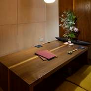 4名まで使える掘りごたつの半個室が2部屋あり、つなげると8名まで使用できる少し大きめの半個室に。周りを気にせず寛げるので、各種宴会や女子会に最適です。