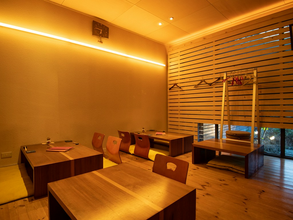 最大20名までの宴会に使える、和モダンなフロア