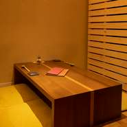 落ち着いたお店で、しっとりとした大人女子会はいかが。料理人の巧みな技が冴えわたる上質な料理とお酒、趣きがあり周りに気兼ねの無い半個室で、おしゃべりにも花が咲きます。　