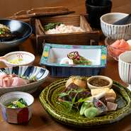 旬の魚・野菜を使った、おまかせのコース料理。和の素材に洋・中華の素材を組み合わせて和食をつくり上げる、「くずし割烹」を堪能できます。普段は出合う事のない素材同士の組み合わせの妙が生み出す逸品揃いです。