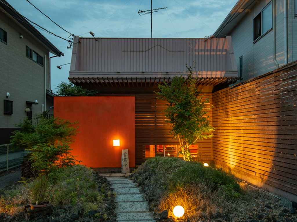 美食への期待が高まる、風流な石畳