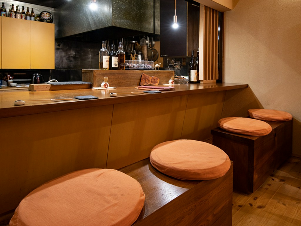 デートに最適。ペアシートのカウンター席