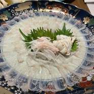 とらふぐコース始めました。
前菜2品.てっさ、てっちり、唐揚げ、雑炊、デザート税別9000円
白子付き 税別14000円
予約制になります。
11月～3月位までになります。