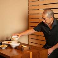 お客様を笑顔でお出迎えし、帰りは玄関までお見送りするようにしています。当店自慢の「くずし割烹」を食べながら、心地良いひとときをお過ごしいただければ幸いです。