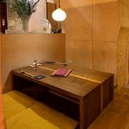 木のぬくもりを感じる店内は、照明にもこだわってくつろげる空間づくりに努めております。ゆっくりと食事を楽しんで、日頃の疲れを癒していただければ嬉しいです。