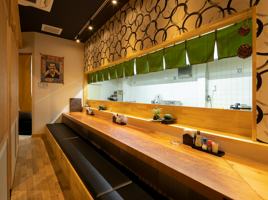 お一人様でもわがままが言える掘りごたつ形式のカウンター席