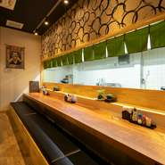 「今日は何つくってくれるの？」とか、「センマイとガツの両方」とか、わがままも言いやすい料理人対面のカウンター席は、この手のお店では珍しい掘りごたつ形式。おかんには何でも言える場所です。