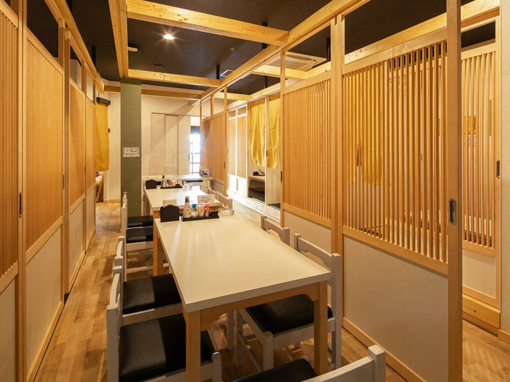 靴を脱いでもイスがいいという方には普通のイス席が