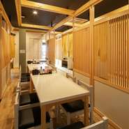 急いでランチを済ませたい人や、お年寄りや足腰の不自由な方にも、ちゃんと背もたれのあるイス席が用意されています。