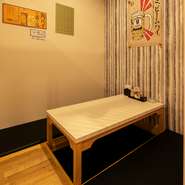 【おかんの台所　ほっこり】は、じっくり腰を落ち着けて掘りごたつ形式の個室で健康を考えた美味しいものを堪能できます。食場の飲み会にもぜひ！