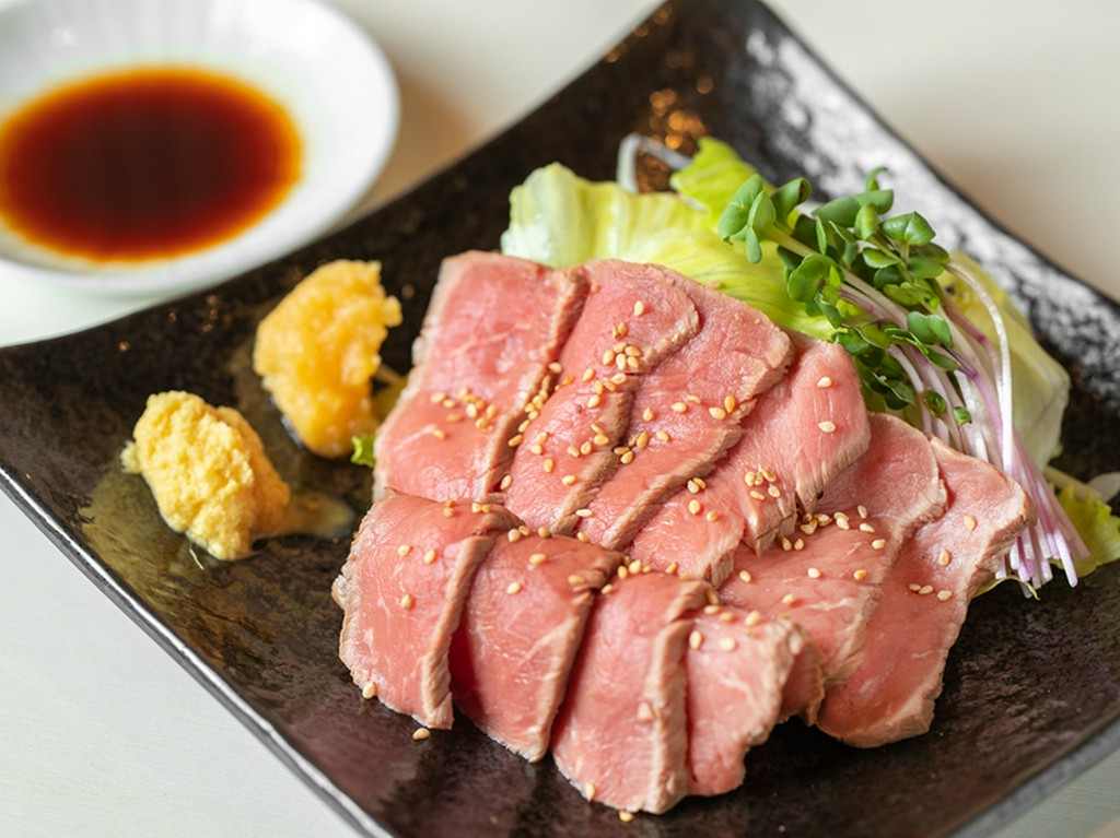 表面をちょっと炙った『牛レアステーキ薄切り仕立て』