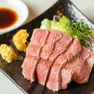 牛肉はまったくのレアよりも、カツオのたたきのように表面をちょっと炙ったものが美味しい。長年焼肉店で修業した料理人の“おかん”はそのことを熟知。ベストの味わいで提供してくれます。