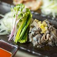 センマイは牛の胃袋の部位。これに胡麻油がコーティングされています。コチュジャンを加えた酢味噌を付けてちょっとピリ辛に。添えのキュウリ、カイワレ、オニオンと一緒にどうぞ。