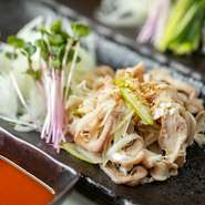 こちらのガツは豚の胃袋で。牛のセンマイ派と豚のガツ派で好みが分かれるところ。質のいいところを両方試してみたい方には、ハーフ＆ハーフのワガママも聞いてくれます。