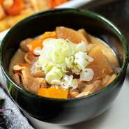 群馬県でよく食べられているモツですが、この店では独自のルートで仕入れています。モツの部位のうちでも特に柔らかな部位を使用し、噛み締めると旨味があふれてきます。
※6月～9月お休み