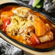 赤パプリカと人参と鶏肉の上にチーズをかけて、バーナーで炙って仕上げたイタ飯ふうなメニュー。