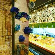 ９月で三周年です
店内は季節ごとにお色直しする御神木。カウンター周りには1980年代のレコードでお出迎え