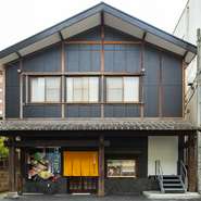 父と焼肉屋を食べ歩いた時代、私自身が店長を務めた【枝苑】の時代、そして現場復帰を遂げた今、カルビスープ類には特別な思い入れも。『カルビスープ』『カルビクッパ』『カルビラーメン』をぜひお試しください。