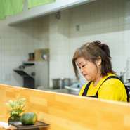 料理はひとつのコミュニケーションだと考えます。つくる人がいて食べる人がいる。その関係から生まれる「おいしさ」が毎日のように積み重なって、定番メニューはできていきます。